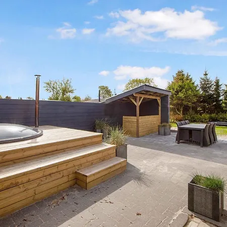 بيت للعطل Family-friendly House With Wilderness Bath And Playground
