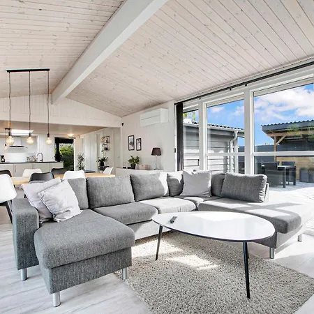 Family-friendly House With Wilderness Bath And Playground * Hadsund