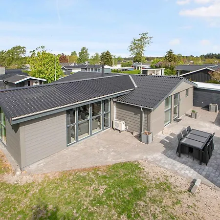 Family-friendly House With Wilderness Bath And Playground Hadsund
