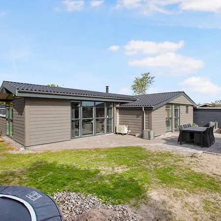 Family-friendly House With Wilderness Bath And Playground بيت للعطل
