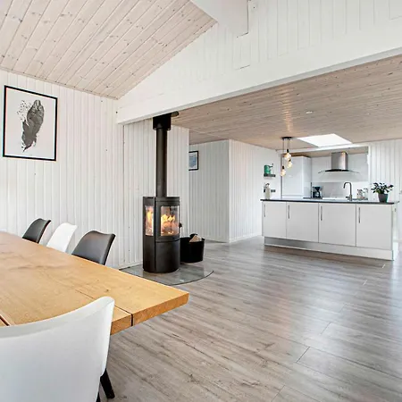 Family-friendly House With Wilderness Bath And Playground