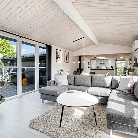 Family-friendly House With Wilderness Bath And Playground Hadsund